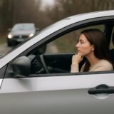 「車が来るまで車で待つわ」